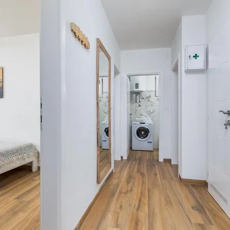 Pet Friendly In With Kitchen *