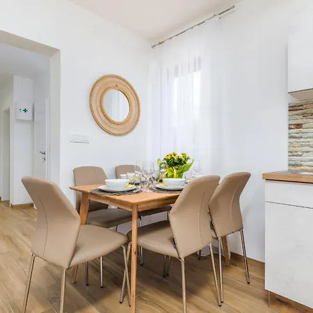 Pet Friendly In With Kitchen * Peroj