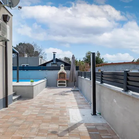 Pet Friendly In With Kitchen *