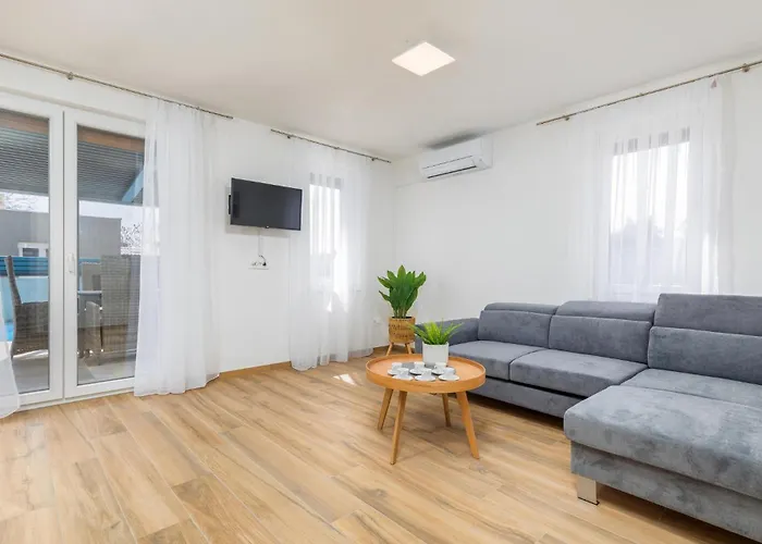 Dom wakacyjny In With House Sea View Peroj